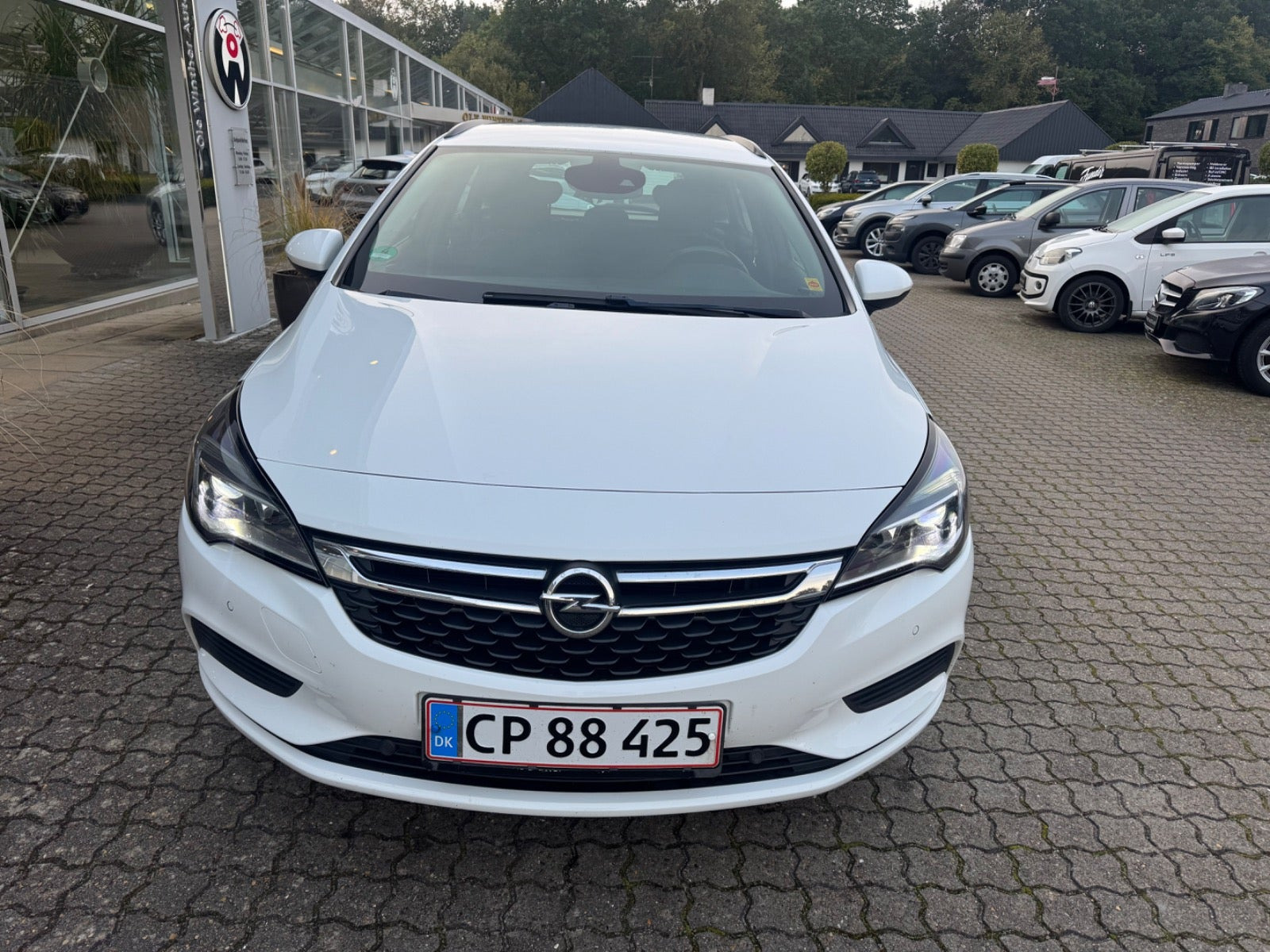 Hvid Opel Astra fra 2017