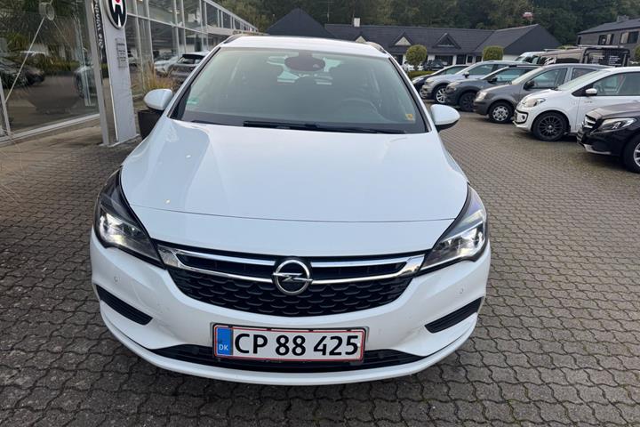 Hvid Opel Astra fra 2017