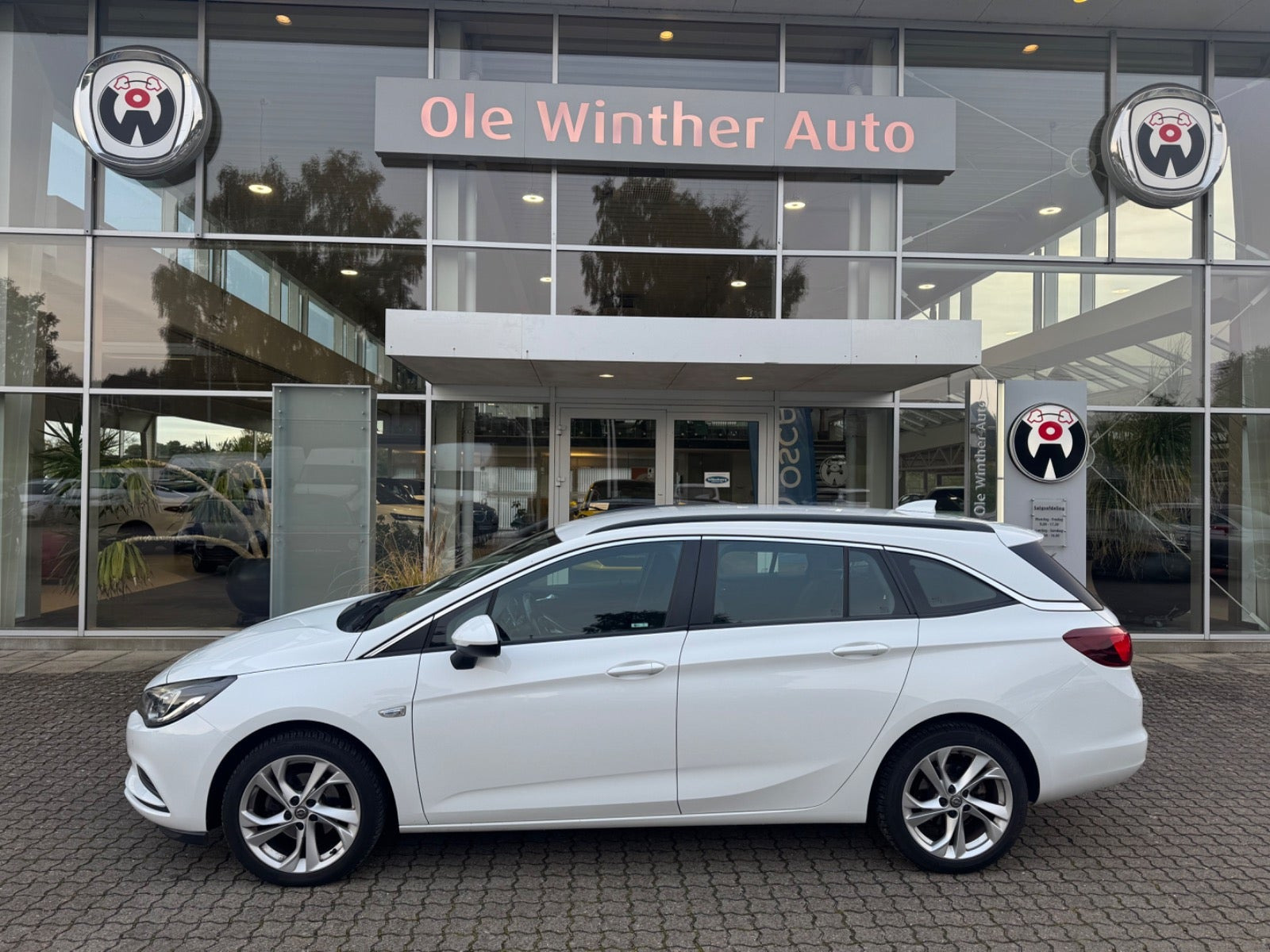 Hvid Opel Astra fra 2017