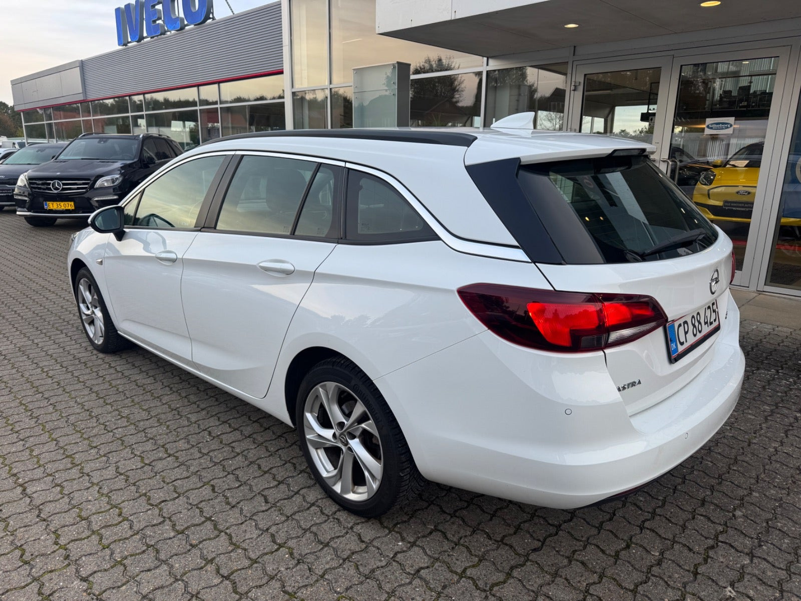 Hvid Opel Astra fra 2017