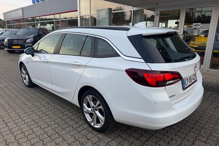 Hvid Opel Astra fra 2017