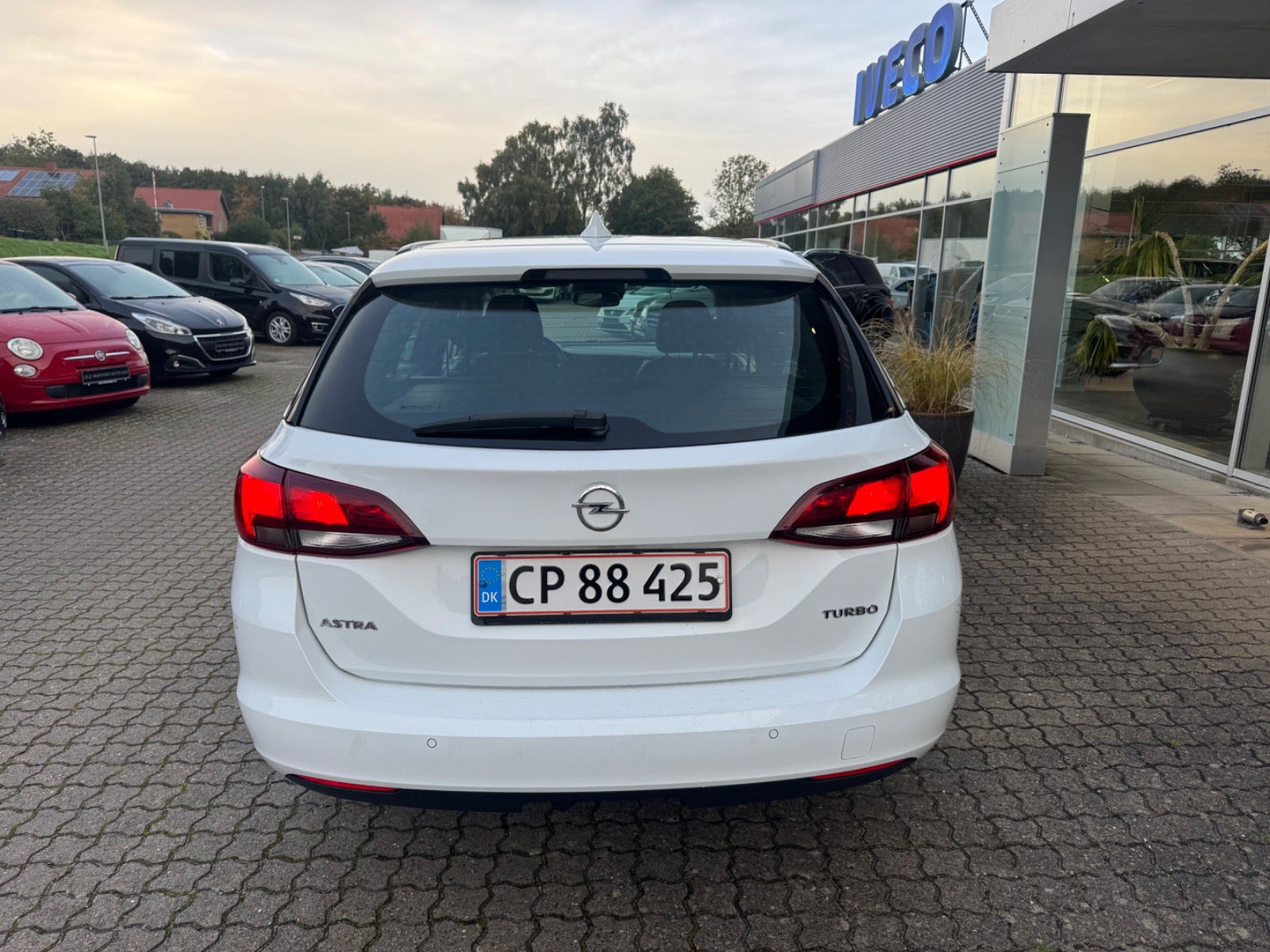 Hvid Opel Astra fra 2017