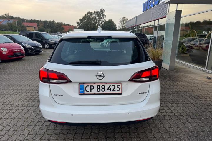 Hvid Opel Astra fra 2017