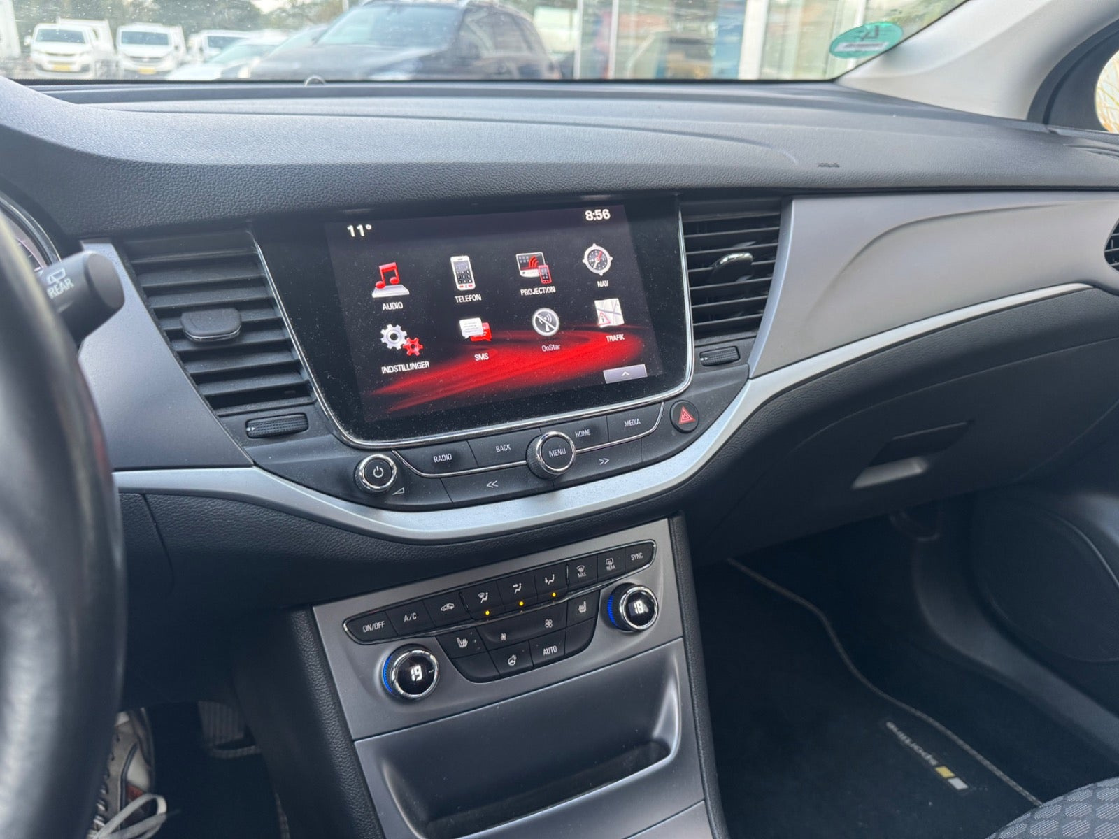 Hvid Opel Astra fra 2017