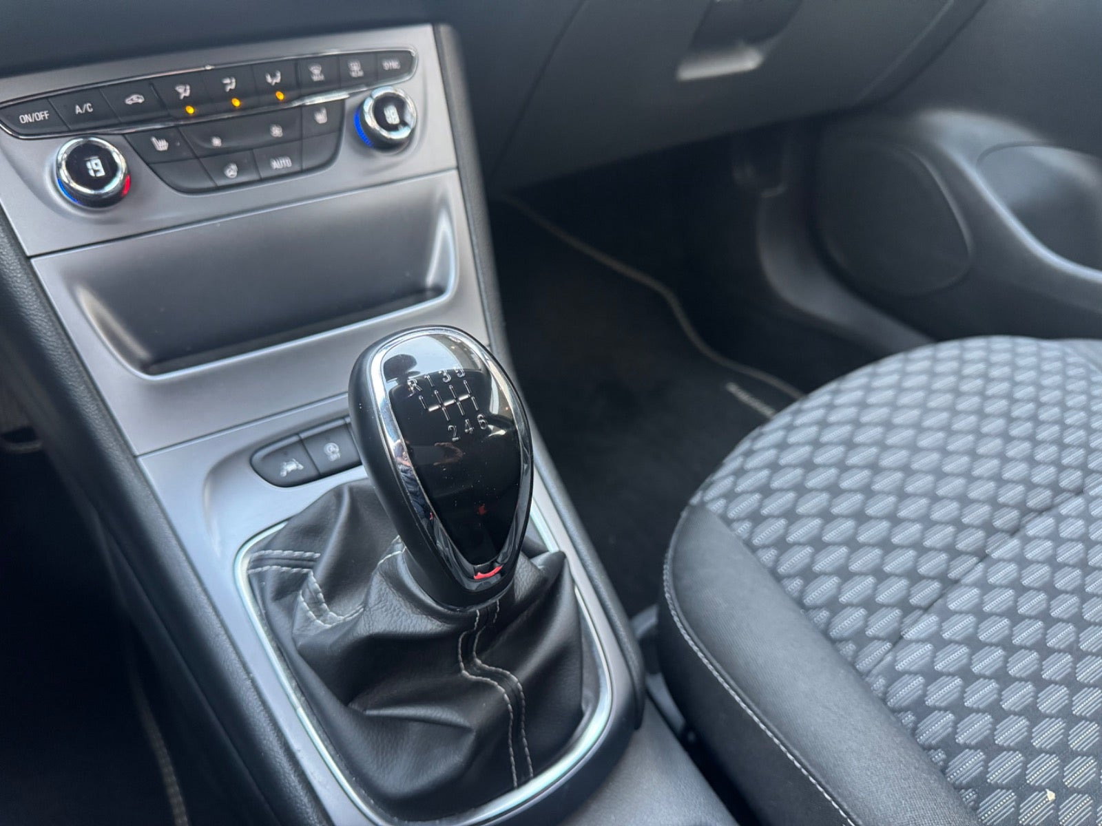 Hvid Opel Astra fra 2017