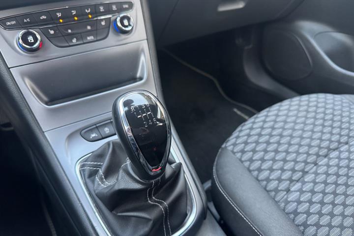 Hvid Opel Astra fra 2017