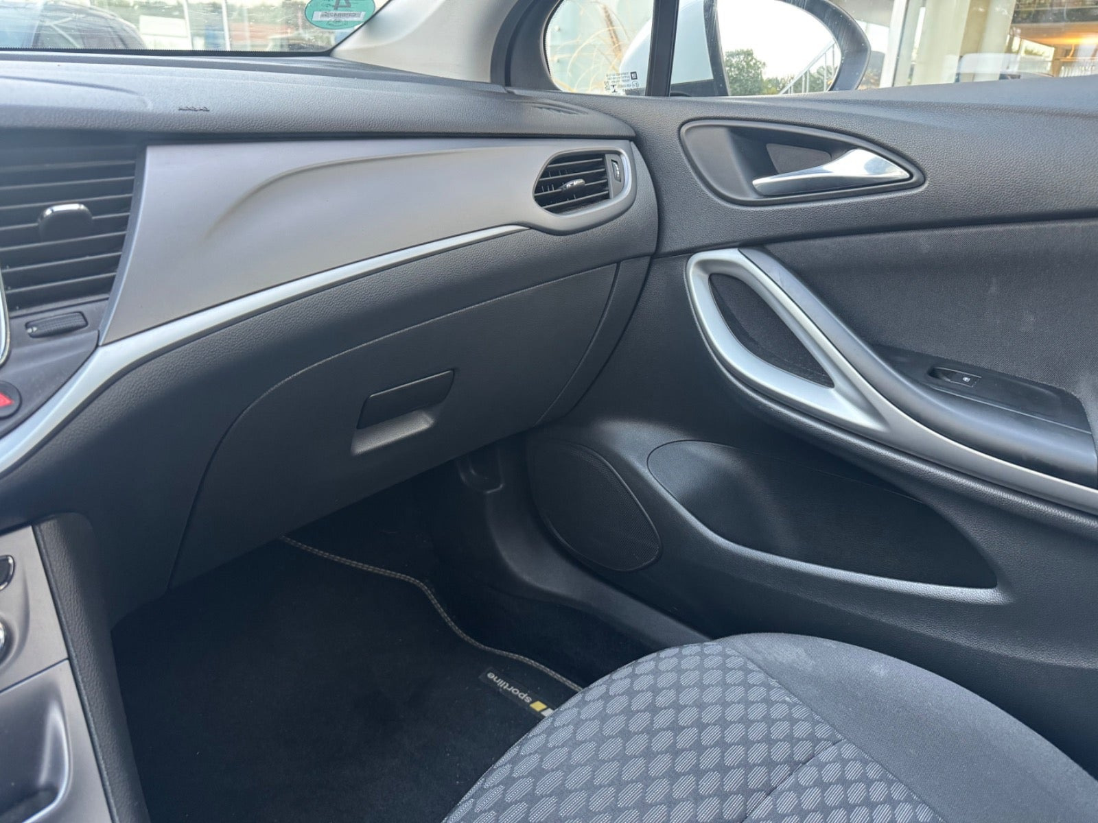 Hvid Opel Astra fra 2017