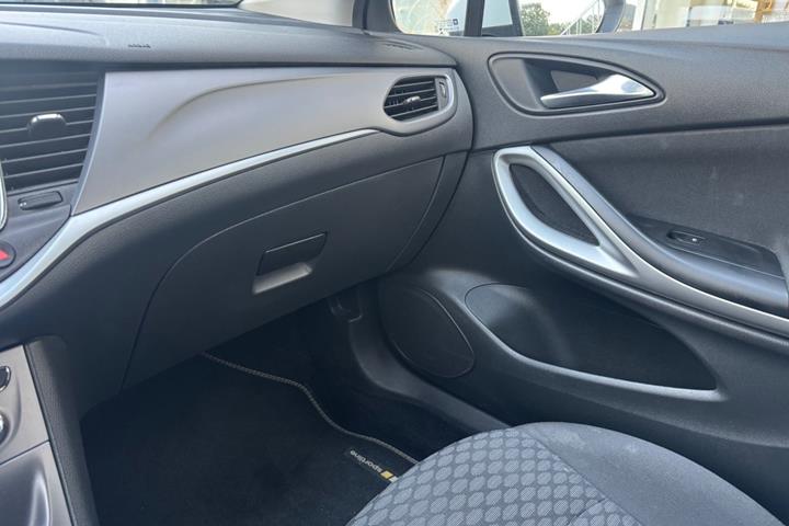 Hvid Opel Astra fra 2017