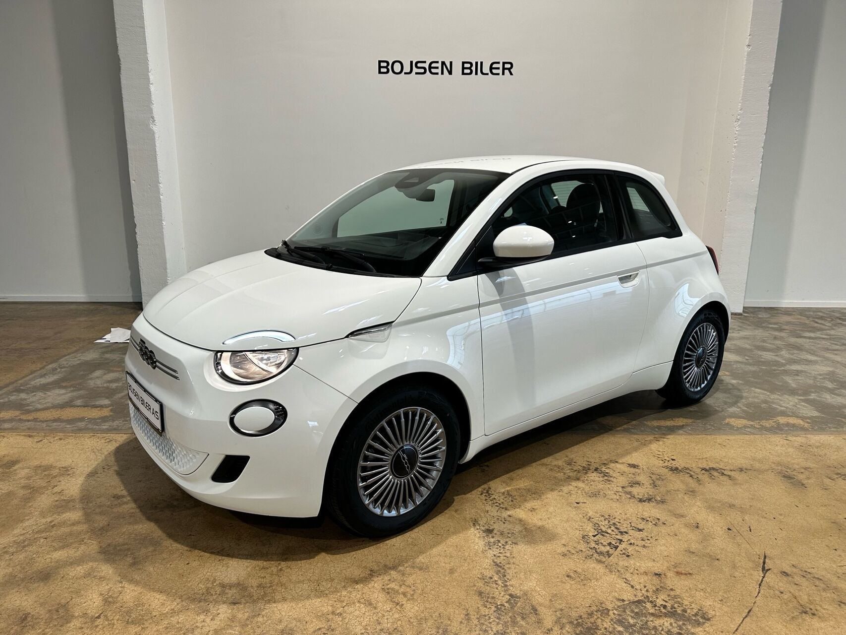 Hvid Fiat 500e fra 2023 set udefra