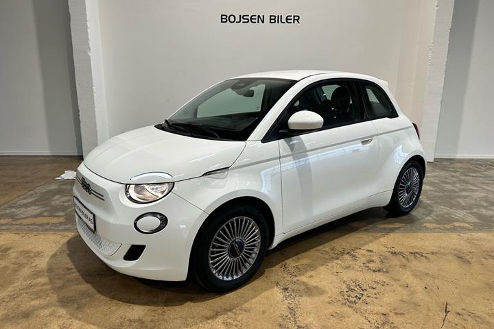 Hvid Fiat 500e fra 2023 set udefra