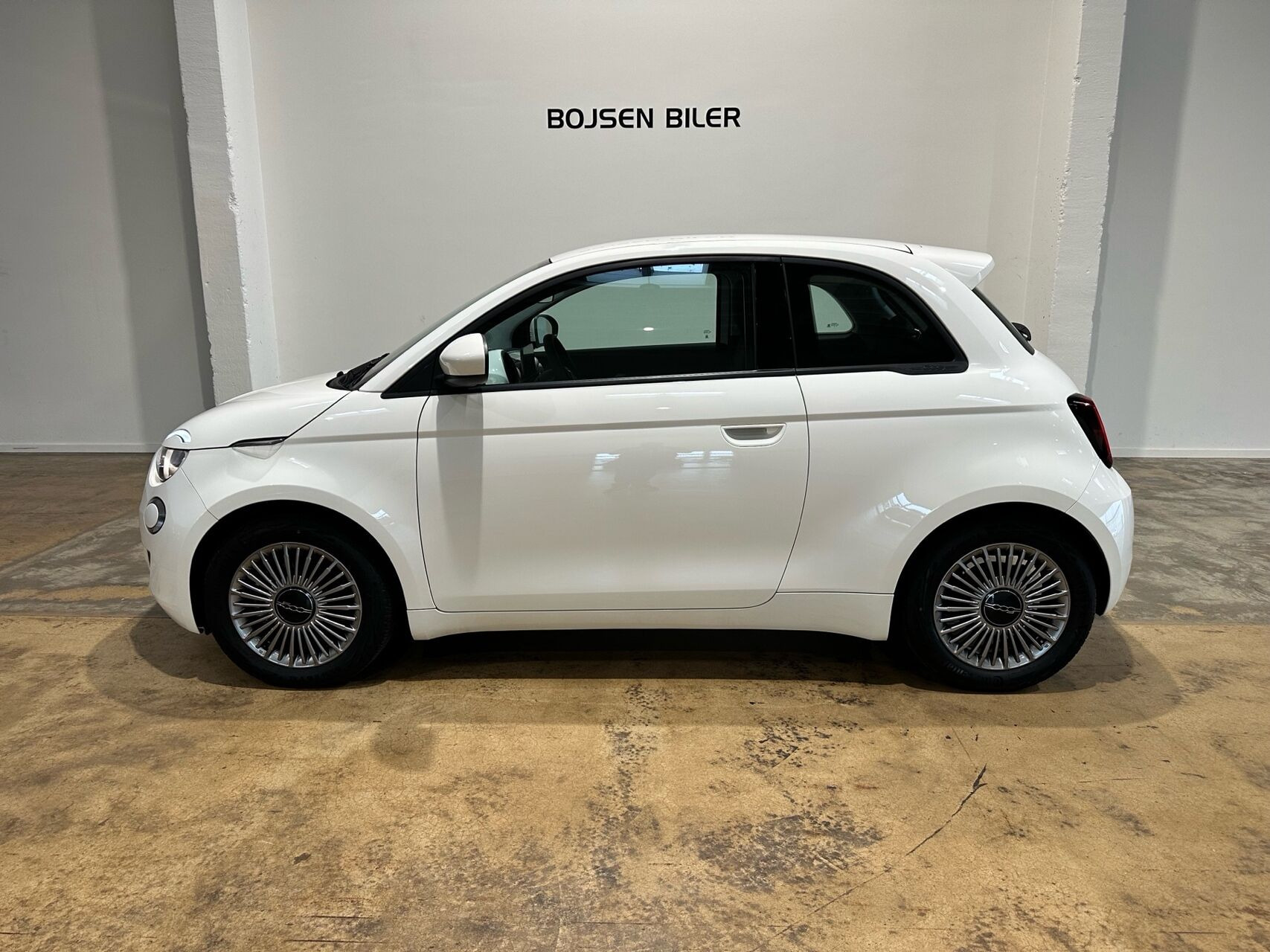 Hvid Fiat 500e fra 2023