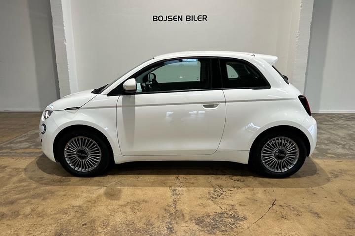 Hvid Fiat 500e fra 2023