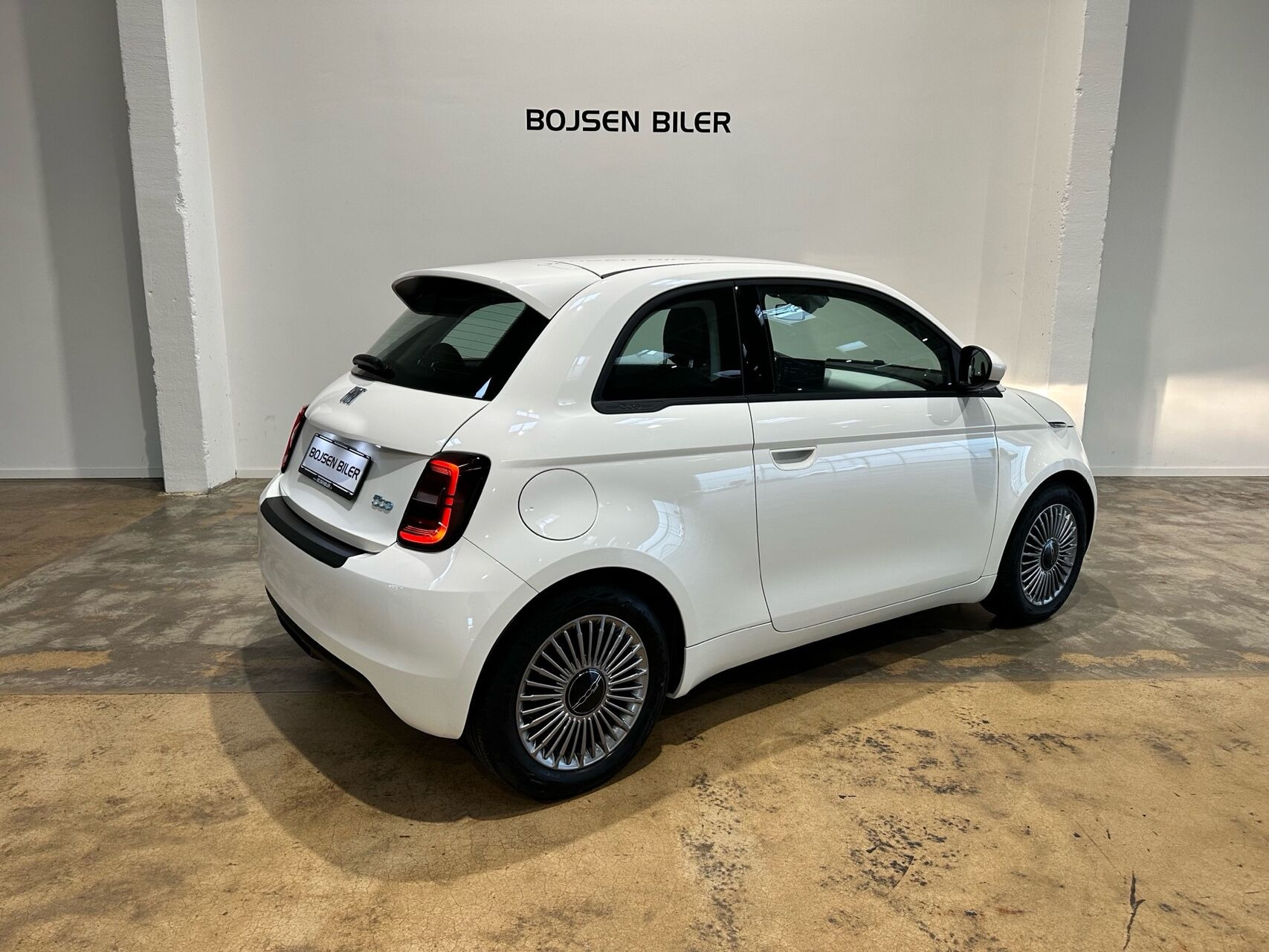 Hvid Fiat 500e fra 2023