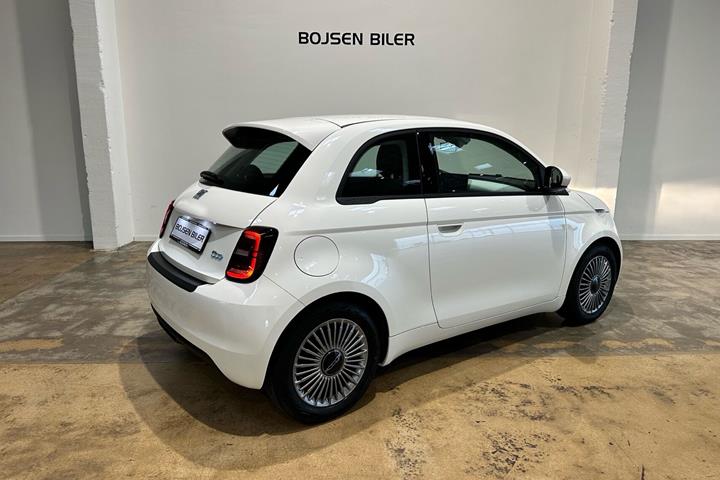 Hvid Fiat 500e fra 2023