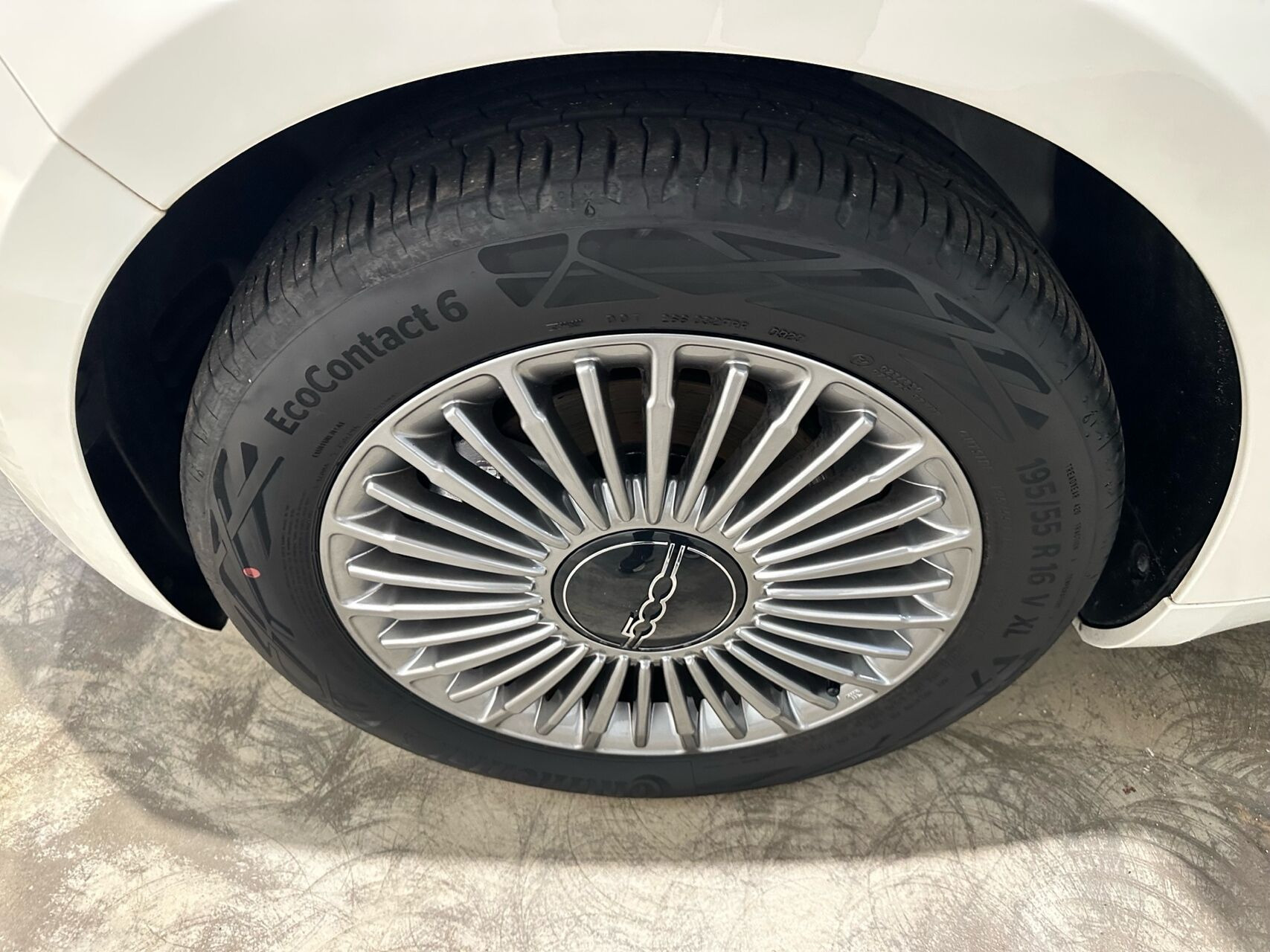 Hvid Fiat 500e fra 2023