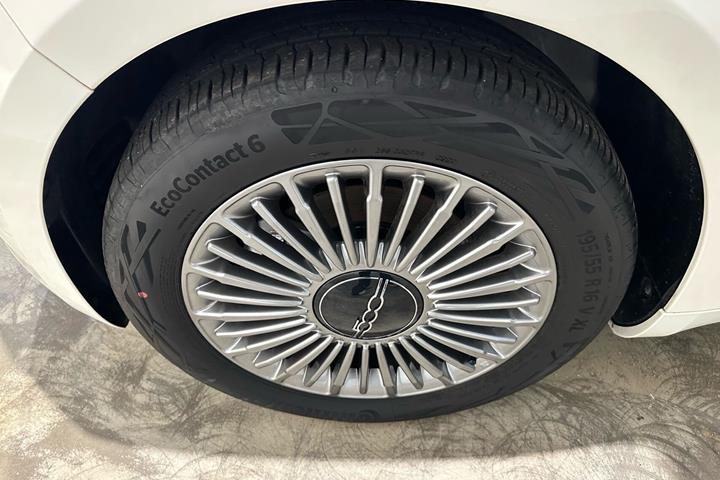 Hvid Fiat 500e fra 2023