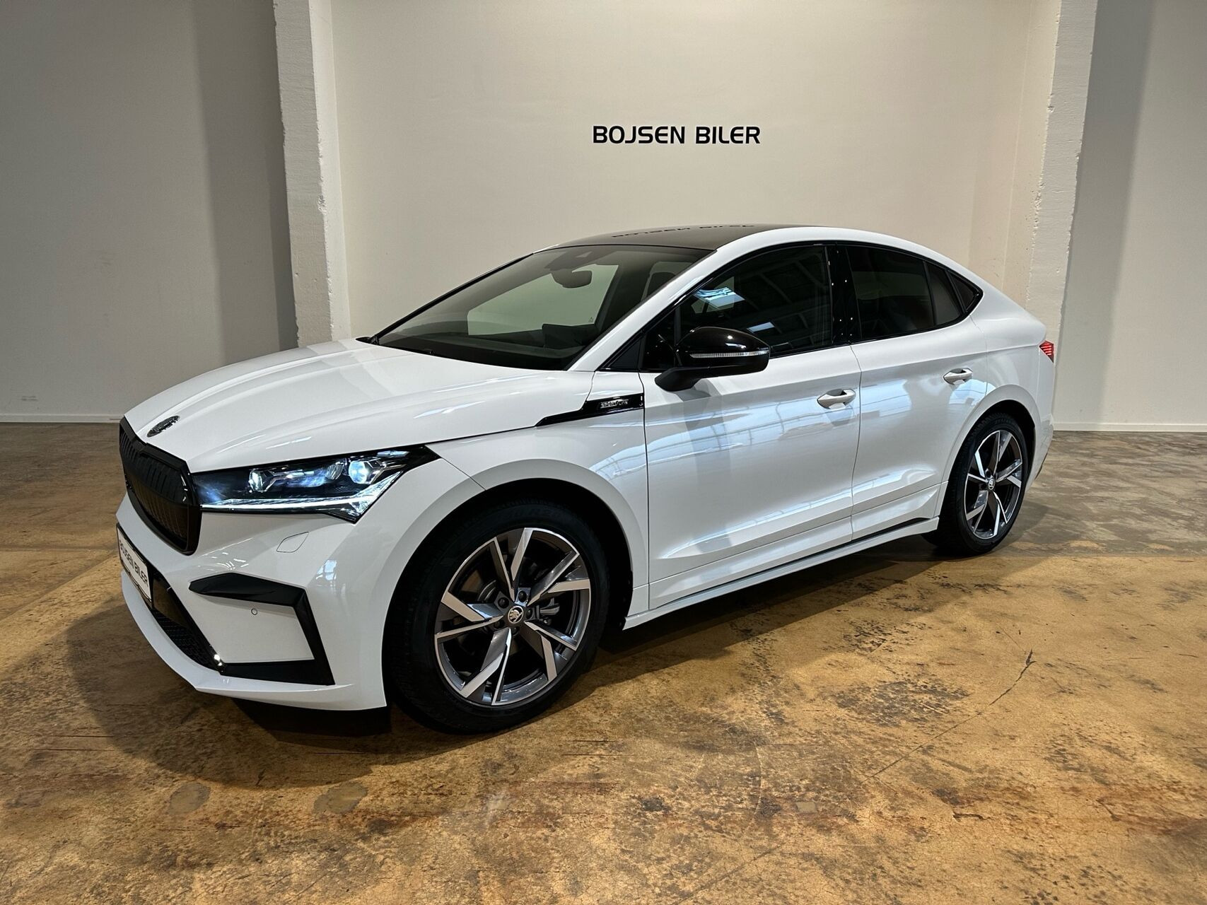 Hvid Skoda Enyaq fra 2023 set udefra