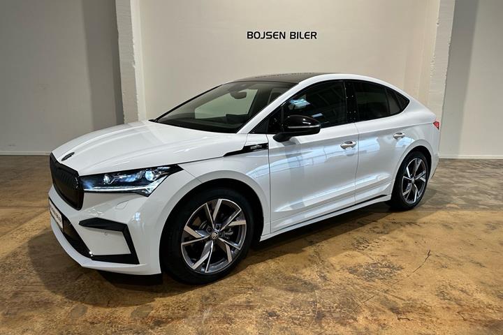 Hvid Skoda Enyaq fra 2023 set udefra