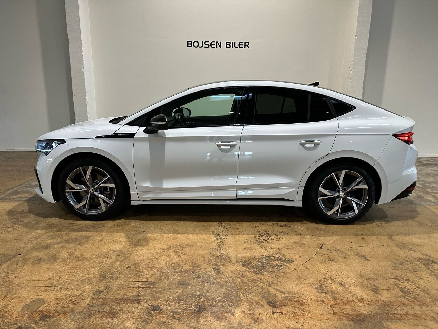 Hvid Skoda Enyaq fra 2023