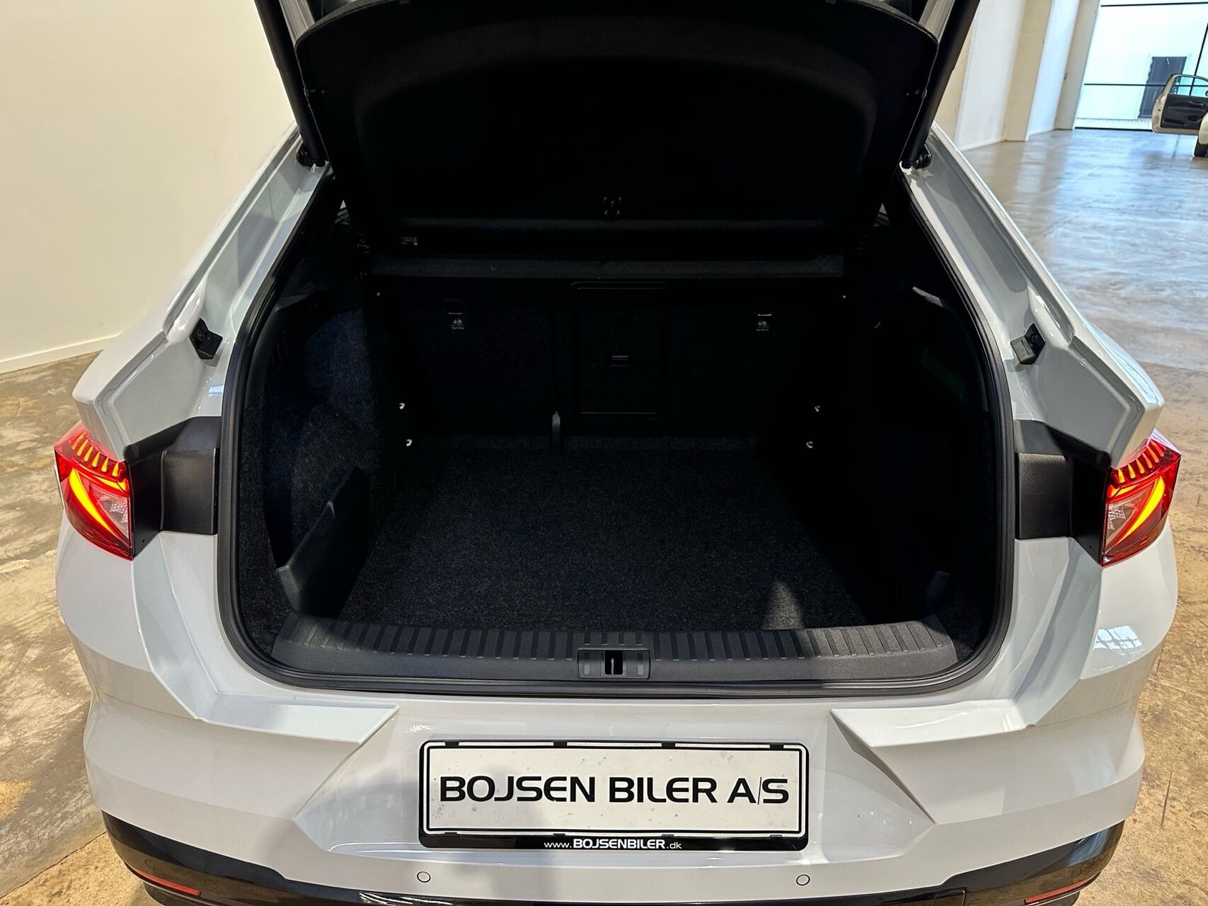 Hvid Skoda Enyaq fra 2023