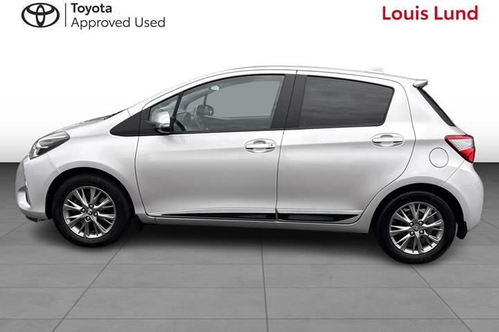 Sølv Toyota Yaris fra 2017
