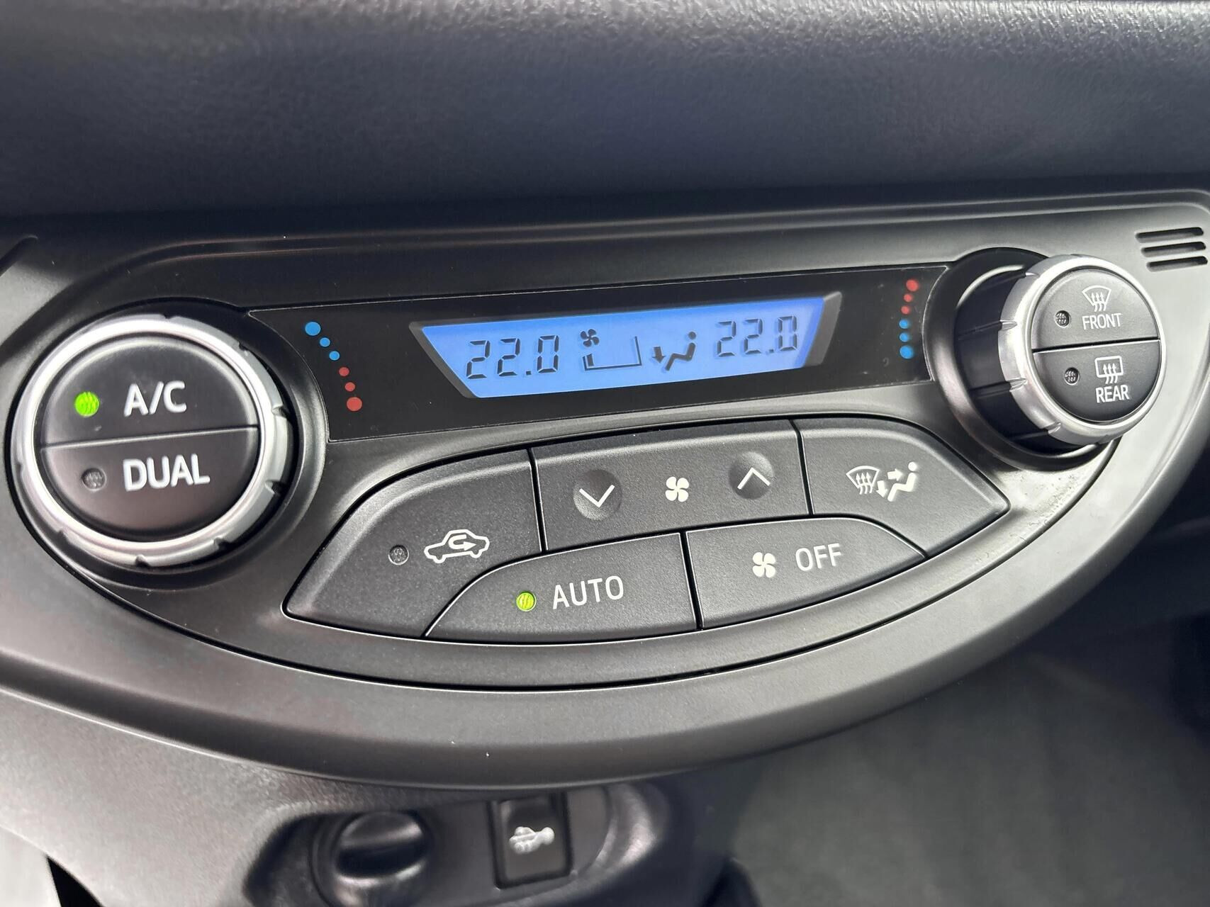 Sølv Toyota Yaris fra 2017