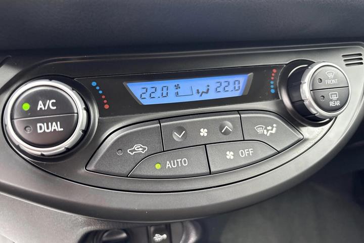 Sølv Toyota Yaris fra 2017