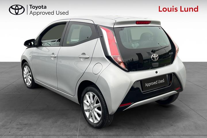 Grå Toyota Aygo fra 2016