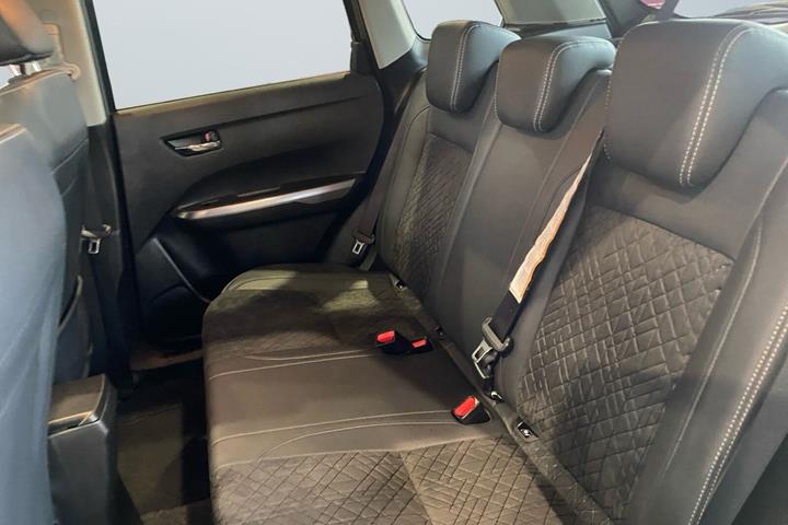 Grå Suzuki Vitara fra 2020