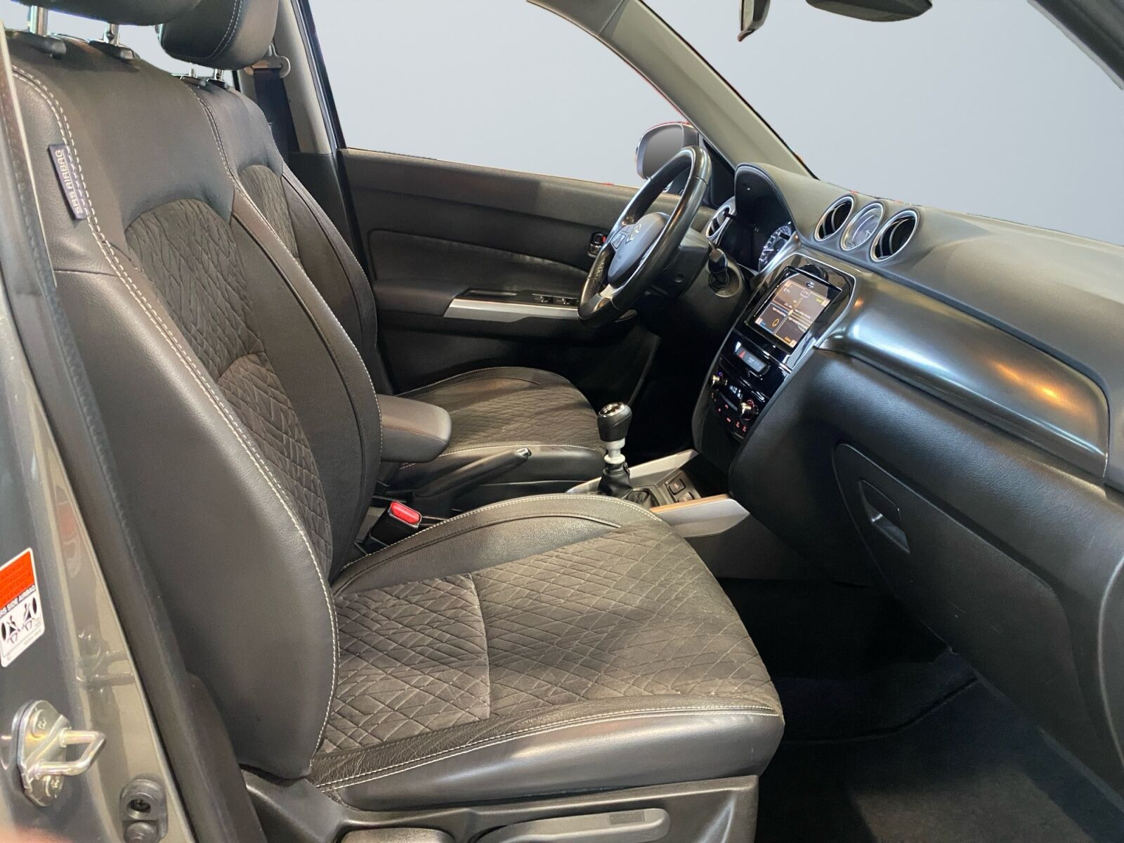Grå Suzuki Vitara fra 2020