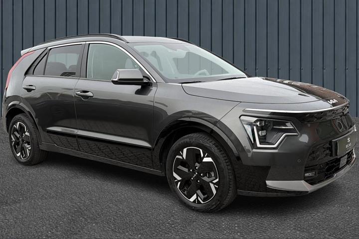 Grå Kia Niro fra 2024 set udefra