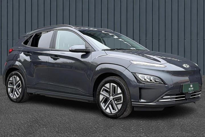 Grå Hyundai Kona fra 2022 set udefra