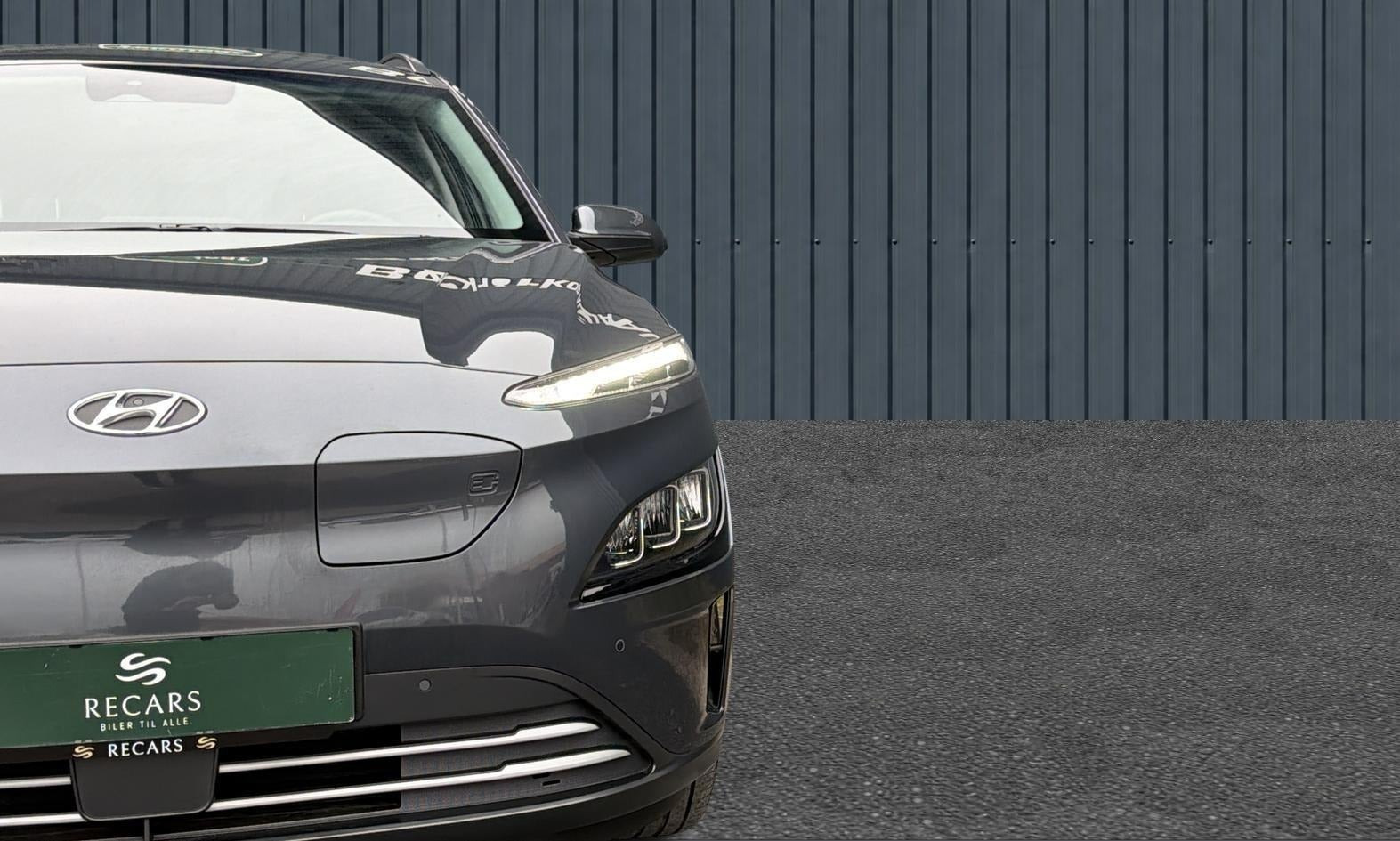 Grå Hyundai Kona fra 2022