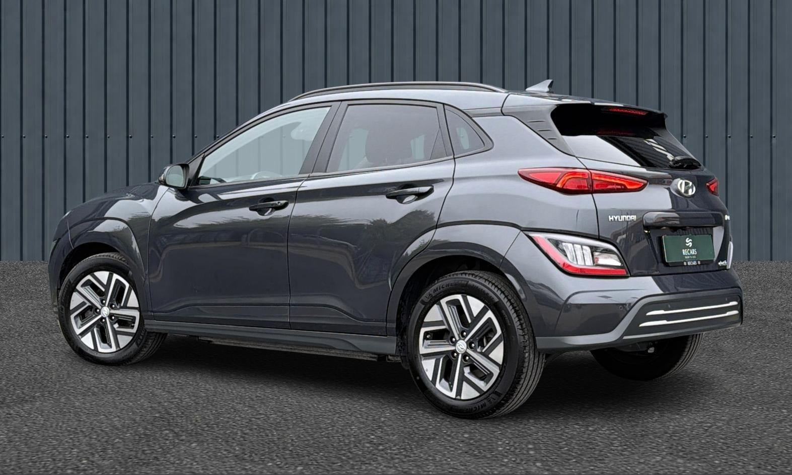 Grå Hyundai Kona fra 2022