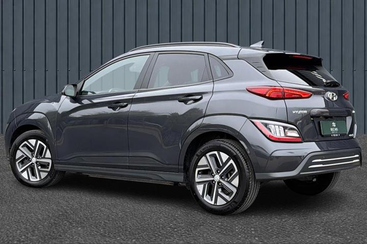 Grå Hyundai Kona fra 2022