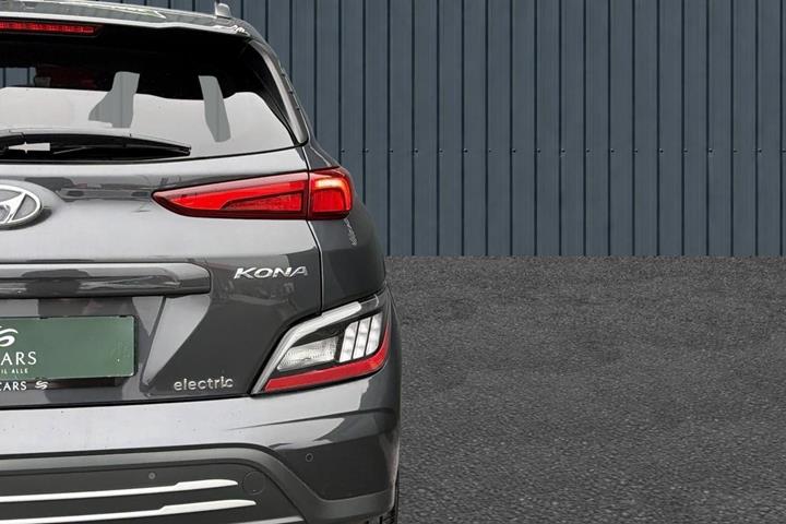 Grå Hyundai Kona fra 2022