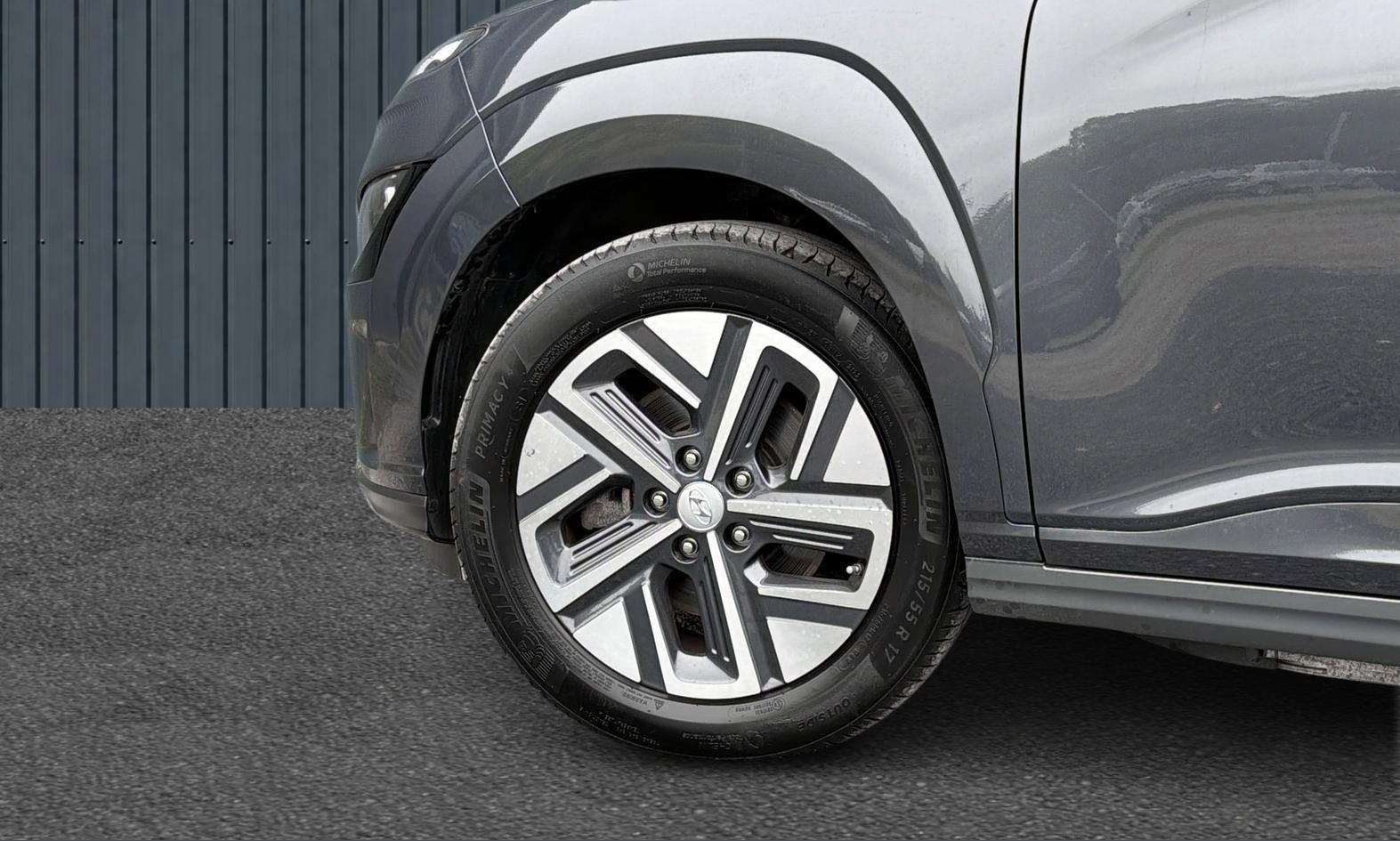 Grå Hyundai Kona fra 2022