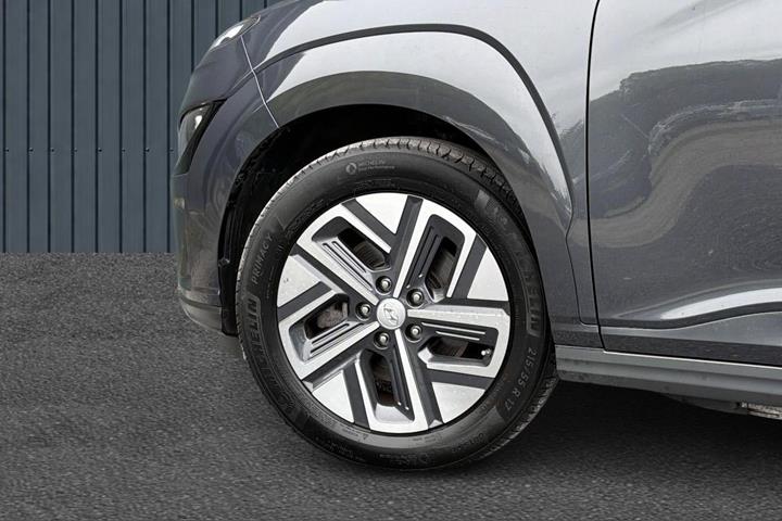 Grå Hyundai Kona fra 2022
