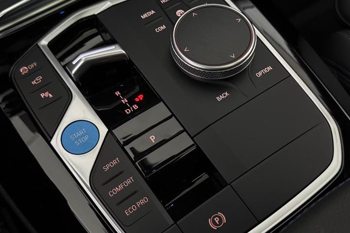 Hvid BMW iX3 fra 2024