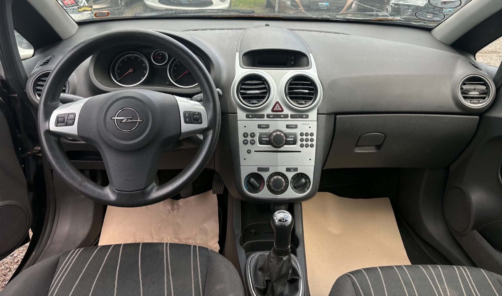 Sort Opel Corsa fra 2010
