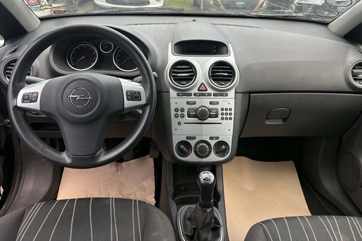 Sort Opel Corsa fra 2010