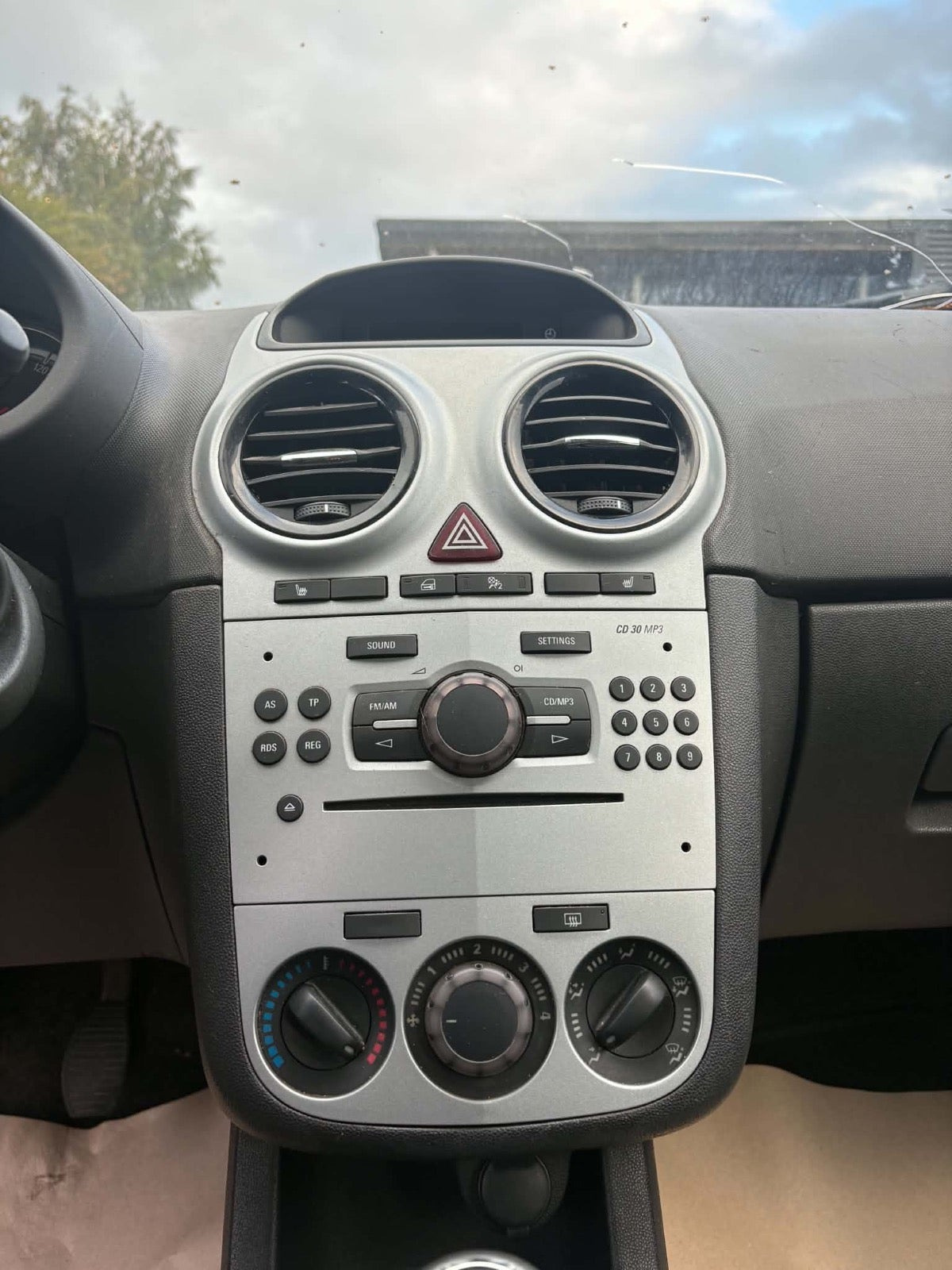 Sort Opel Corsa fra 2010