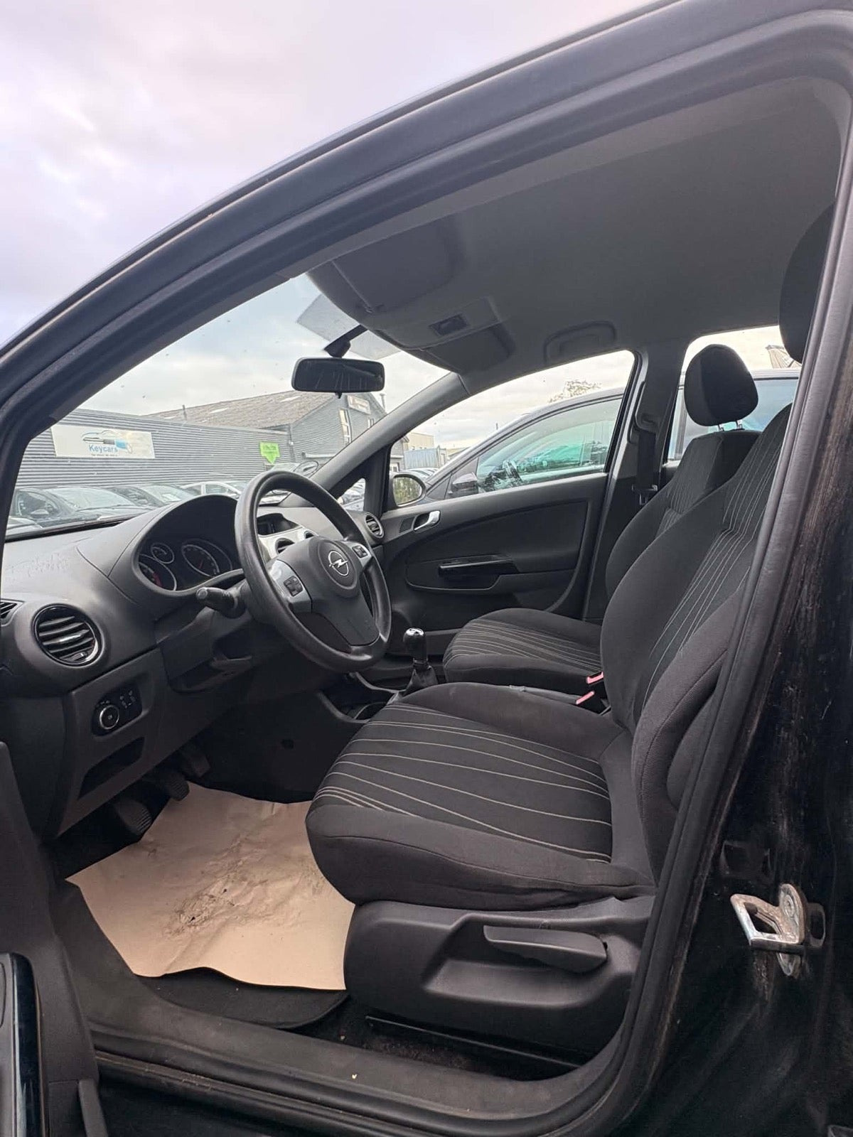 Sort Opel Corsa fra 2010