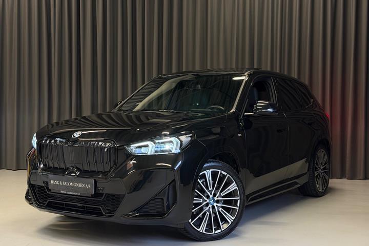 Sort BMW iX1 fra 2023 set udefra
