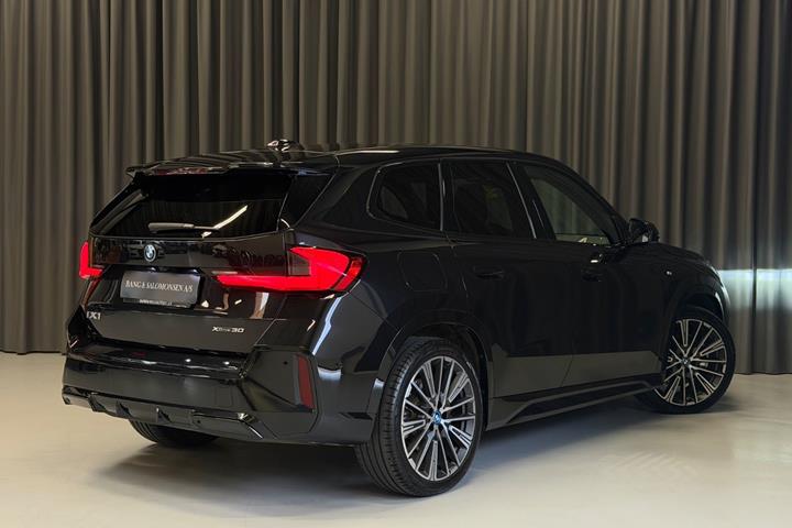 Sort BMW iX1 fra 2023