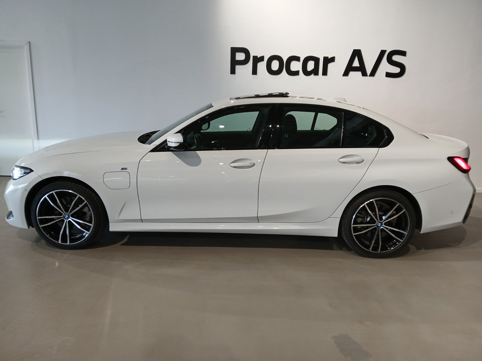 undefined BMW 330e fra 2024