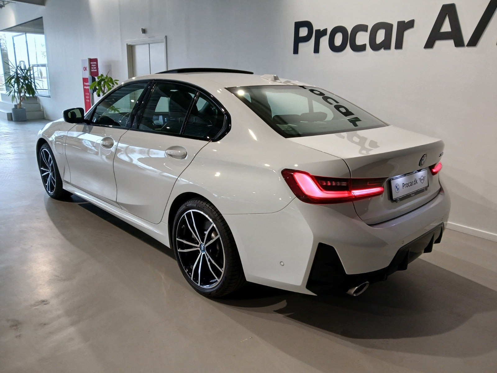 undefined BMW 330e fra 2024