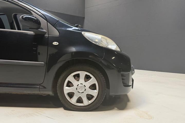 Sort Peugeot 107 fra 2010