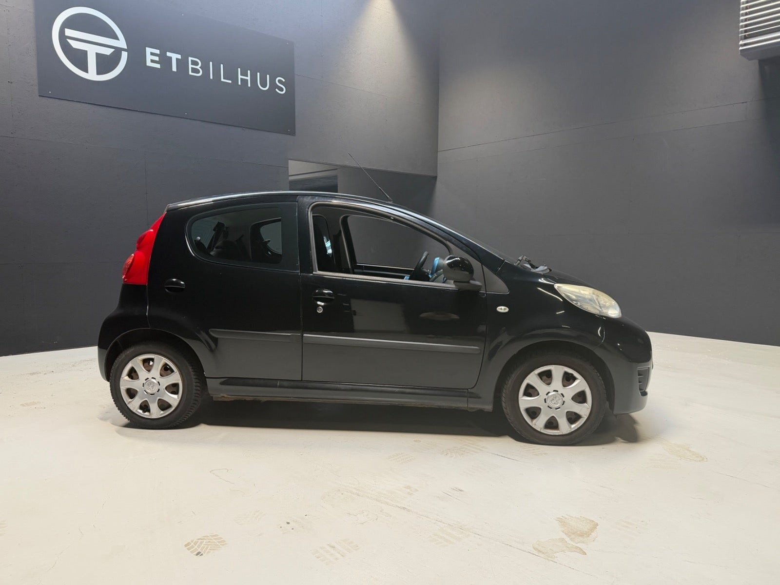 Sort Peugeot 107 fra 2010