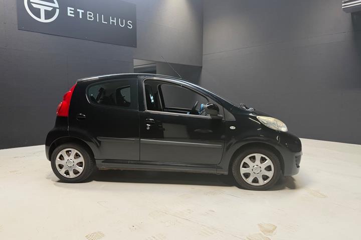 Sort Peugeot 107 fra 2010